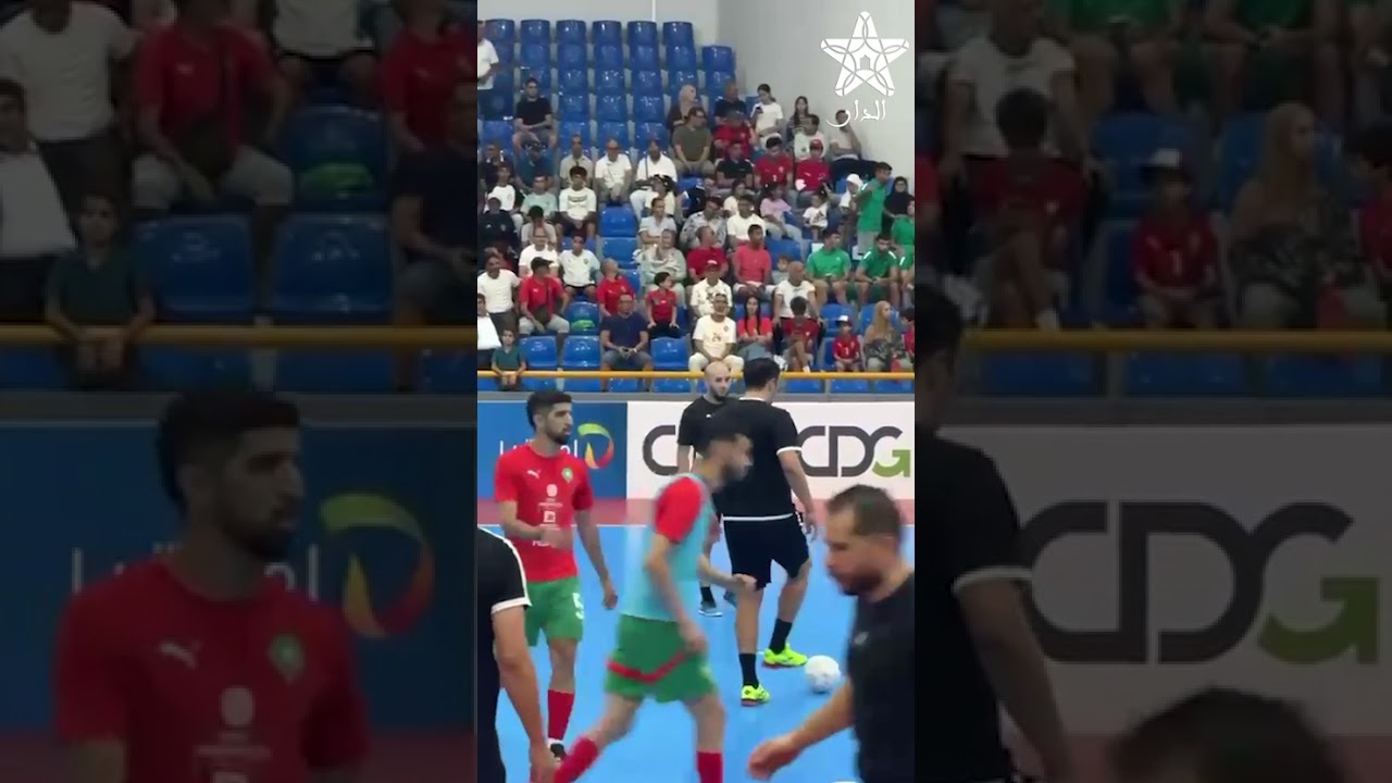 أجواء حماسية خلال تسخينات المنتخب المغربي للفوتسال قبل مواجهة السعودية بقاعة الانبعاث بأكادير