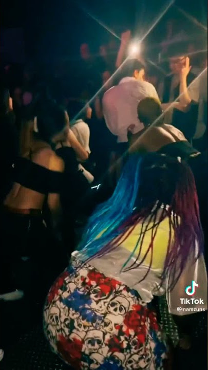 everyone going crazy while LISA's 'MONEY' is playing in the club. they're singing all together!