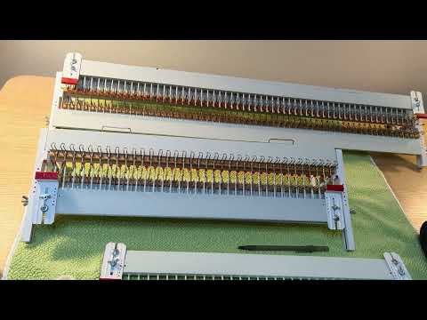 Hand knitting loom for bulky yarn