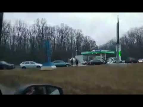 Видео: В Виннице выстроилась огромная очередь за бензином
