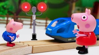 I giocattoli di Peppa Pig prendono il treno per bambini. Scuola Allegra