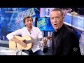 Pablo Motos entrega a Tom Hanks una Guitarra Francisco Bros en directo en El Hormiguero.