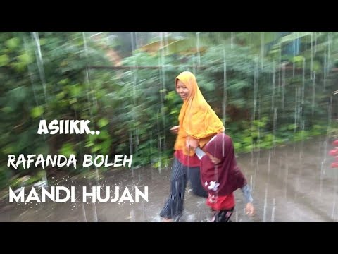 mandi hujan bareng mama Rafanda