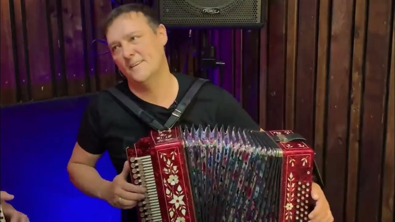 Юра шатунов с гармошкой. Белые розы под гармошку. Юра шатунов играет на гармошке. Шатунов с гармонью. Шатунов с гармонью.