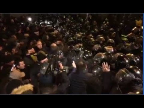 მშვიდობიანი აქციის დაშლა დილის 5 საათზე დაიწყო