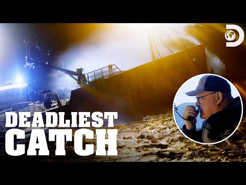 The Wizard Is Rocked with 30 Foot Waves | Deadliest Catch