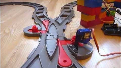 Arduino controlling Lego Duplo crossover based on ultrasonic sensor