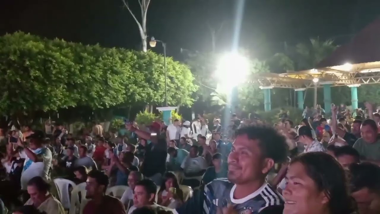 “La Pasión del Pueblo: Partido en Pantalla Gigante ⚽✨”