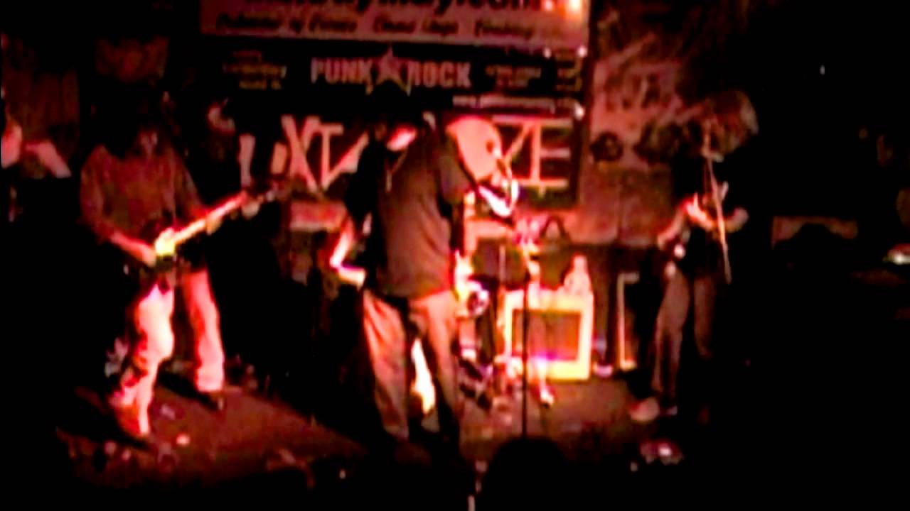 Vinyl Shriner at Melody Inn Halloween Show 2011 Halo of Flies intro