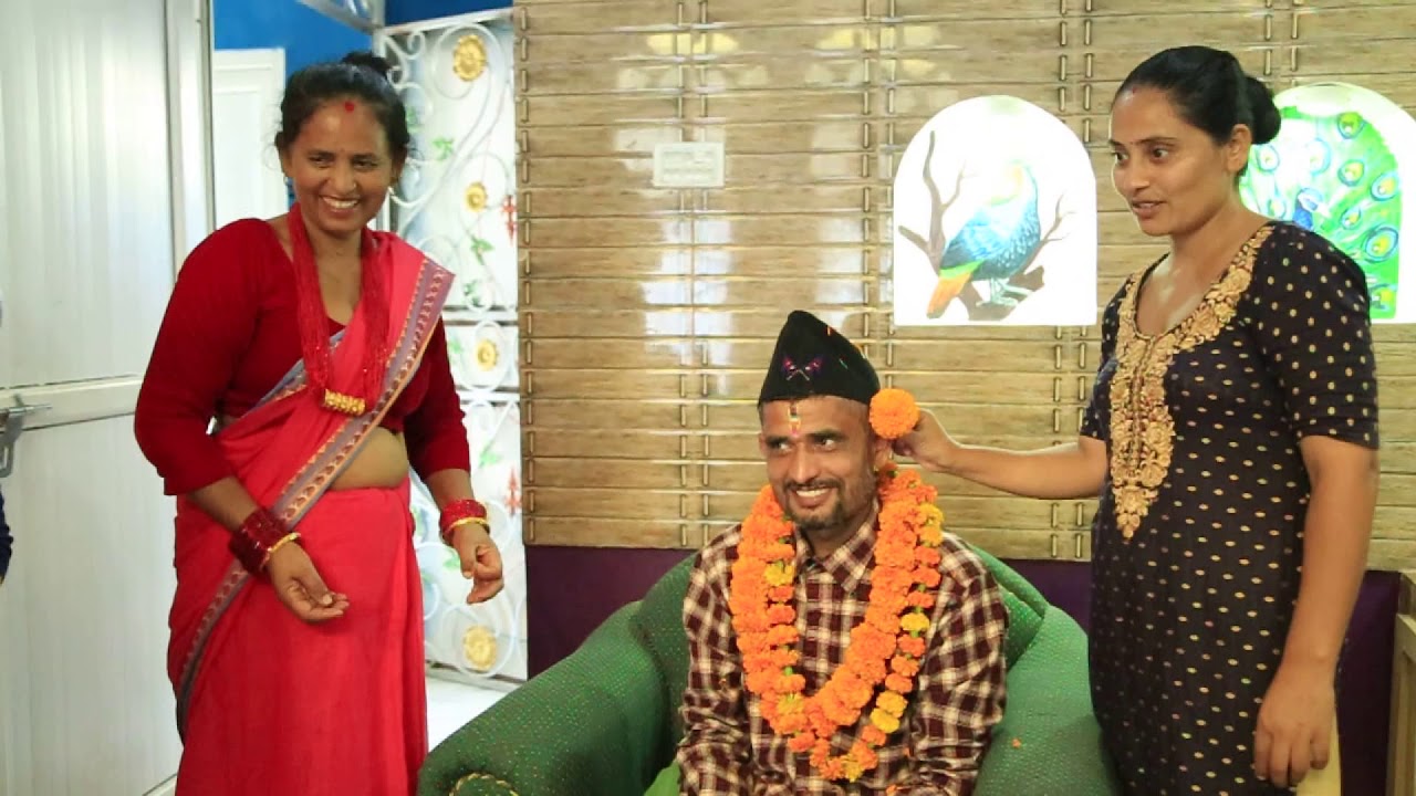 निधारमा लर्काएर सप्तरगीं टिका   Bhai Tika 2076