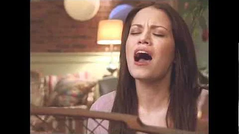 Does Hayley really sing in One Tree Hill?