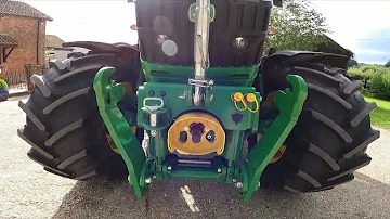 Jak těžký je nakladač John Deere 61 50R?