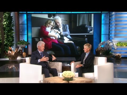वीडियो: दादाजी के रूप में जीवन के साथ राष्ट्रपति क्लिंटन और रिचर्ड ब्रैनसन 'प्यार में'
