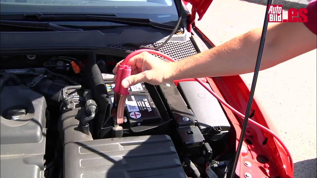 Cómo cargar la batería del coche con unas pinzas - Autobild.es 
