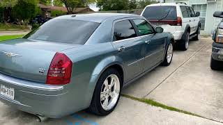 HEMI Chrysler 300C! Sounds Amazing straight Piped !