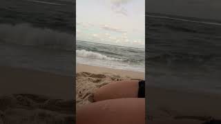 Carlinhos Maia deitadão na areia sentindo a maresia