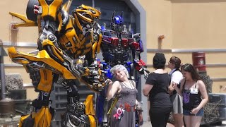 Optimus Prime หยุดไม่ให้เด็กผู้หญิงเข้าร่วมการหลอกลวง Universal Studios, Hollywood