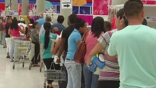 Crisis en Venezuela por falta de comida y artículos de primera necesidad(El 'pan nuestro de cada día' en Venezuela no es la comida, sino las filas para encontrarla. Noticiero Univision: María Elena Salinas y Jorge Ramos te informan ..., 2015-01-10T02:08:15.000Z)