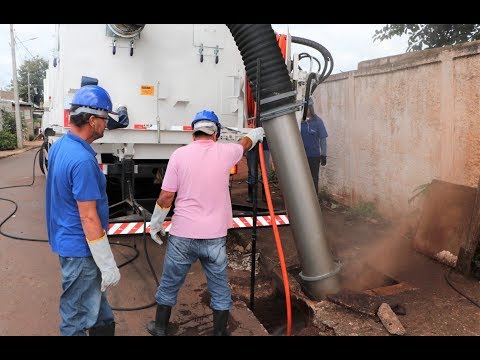 Equipe da Secretaria de Obras faz teste em caminhão que desentope bueiros