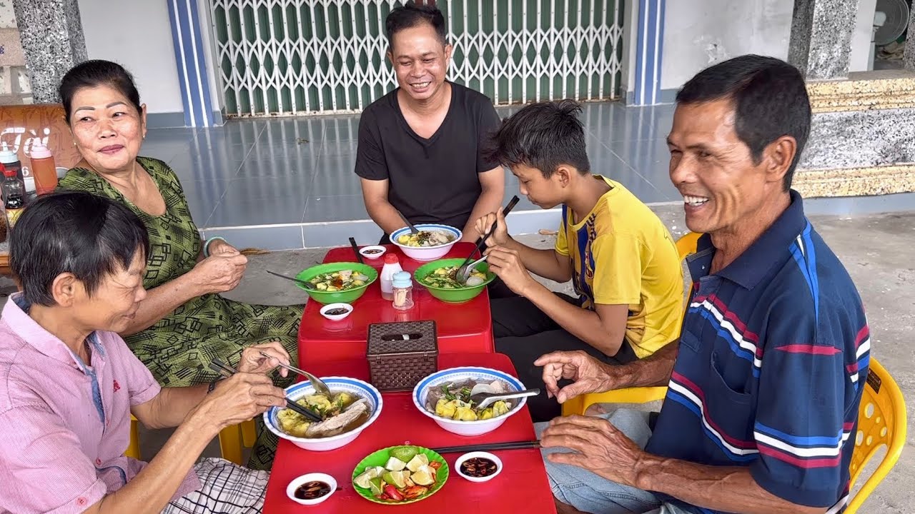 Ăn Mì Gỏ Hoành Thánh Gia Đình Vui Mừng Được Khách Ủng Hộ Nhiều Đơn Hàng Lớn/ at6n