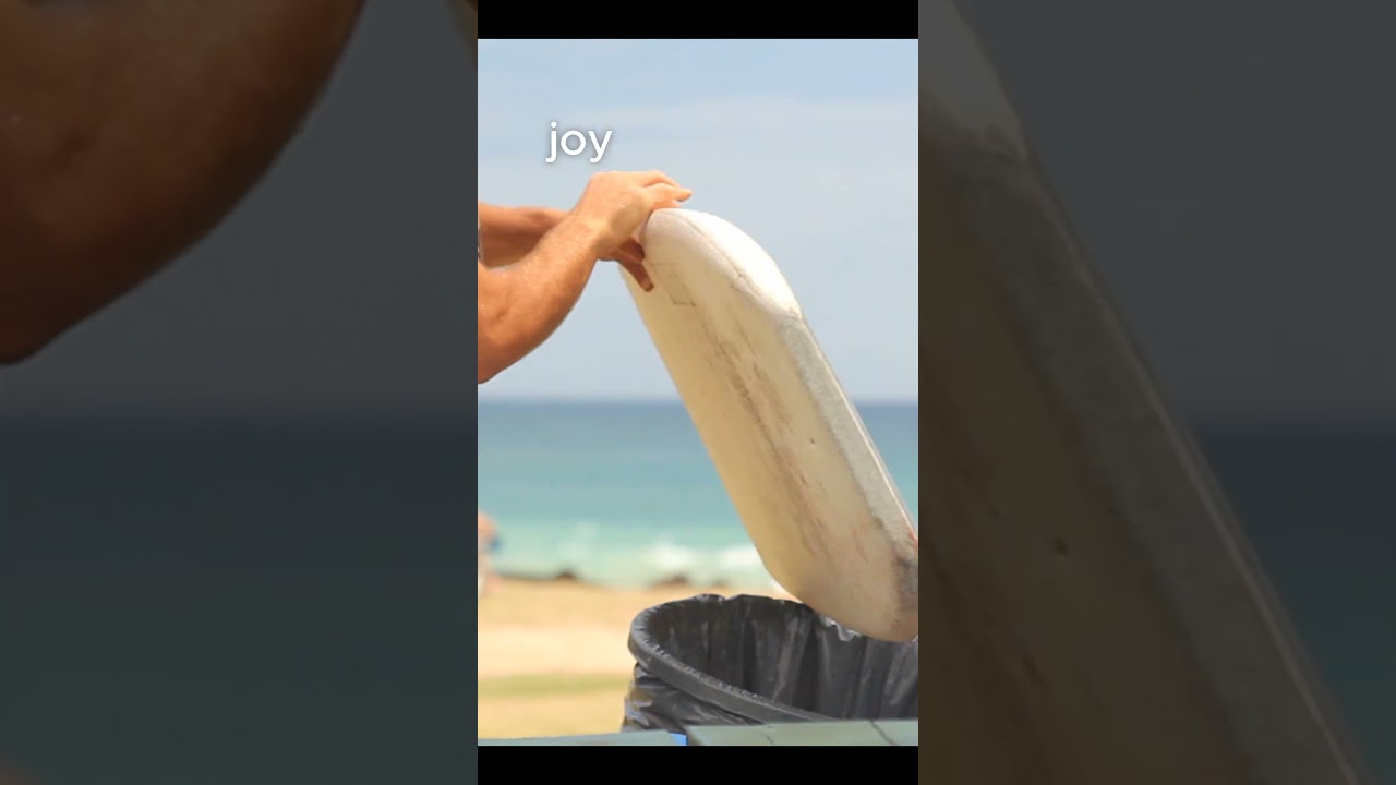 ДОСКА ДЛЯ СЕРФИНГА, СДЕЛАННАЯ ИЗ МУСОРА