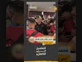 لقطة عفوية للنجم المصري محمد صلاح وهو يلتقط الصور ويوقع للجماهير وسط تجمع كبير من المعجبين