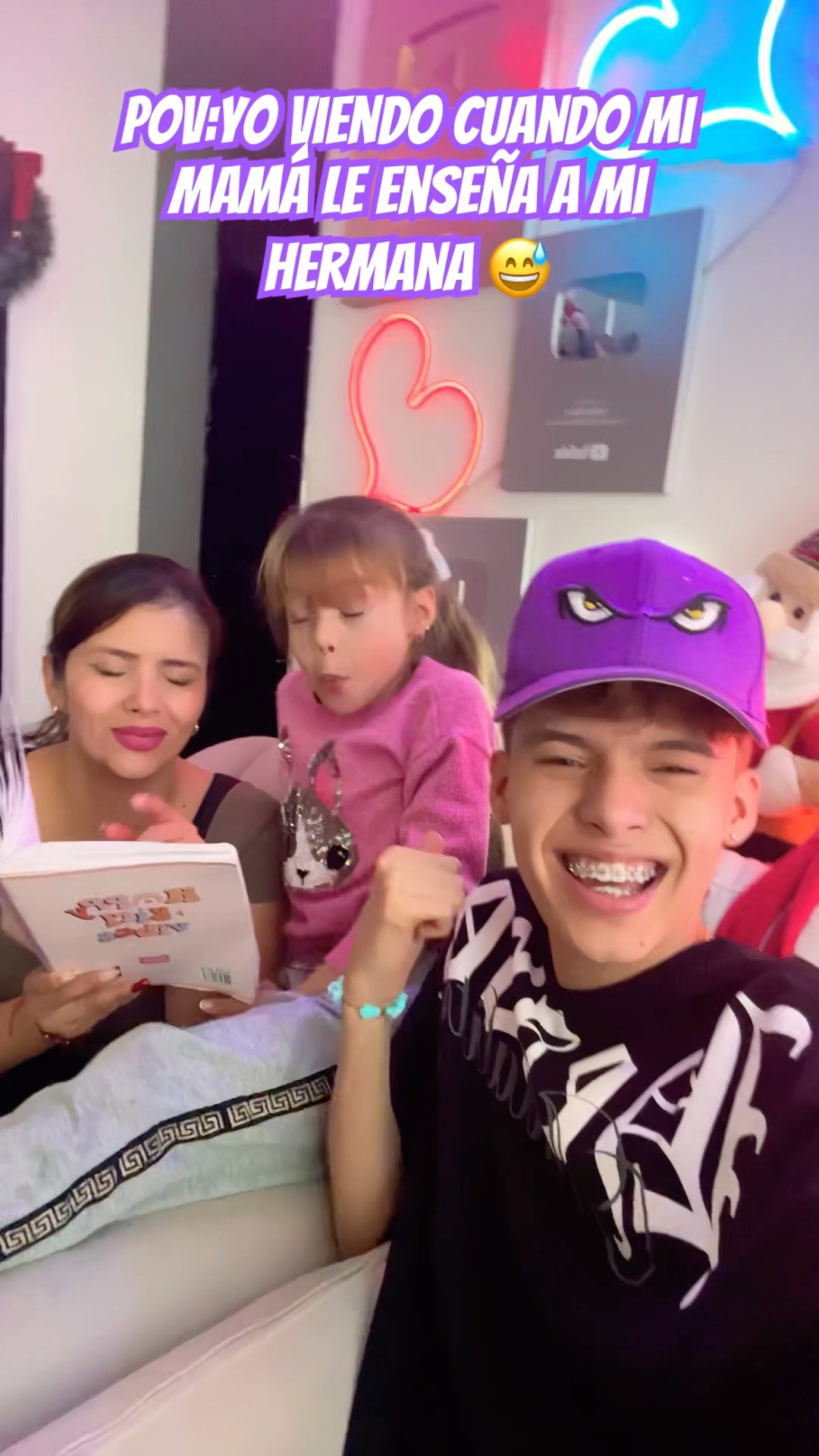 Pov:cuando mi mamá le enseña a mi hermana #humor #cosasdefamilia #humorfamiliar #shortviral