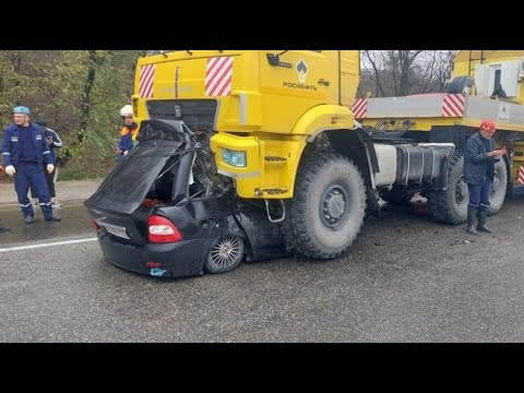 Приору расплющило под КамАЗом: момент смертельного ДТП на Кубани