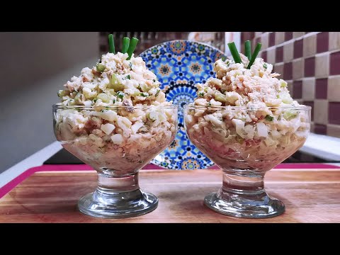 Видео рецепт Салат с кукурузой, рисом и копченой скумбрией