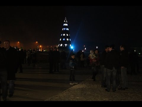 ზუგდიდში საშობაო ნაძვის ხე აენთო (ფოტოკოლაჟი)