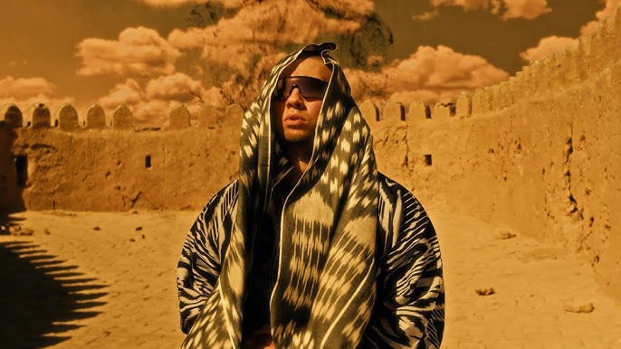 faqat sutyenlarda va külotsiz Xususiy uyda yalangoch qizlar