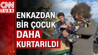 Hatay'da ekipler sıkışan çocuğu enkazdan çıkardı!