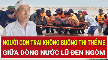 Đau lòng cảnh người con trai cương quyết không buông thi thể mẹ giữa dòng nước lũ đen ngòm
