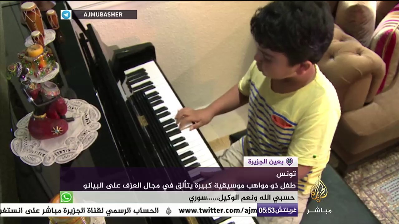 تونس.. موسيقار صغير يعزف علي البيانو كالمحترفين