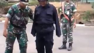 Video Lucu Banget Aksi Security / Satpam Latihan Baris Berbaris