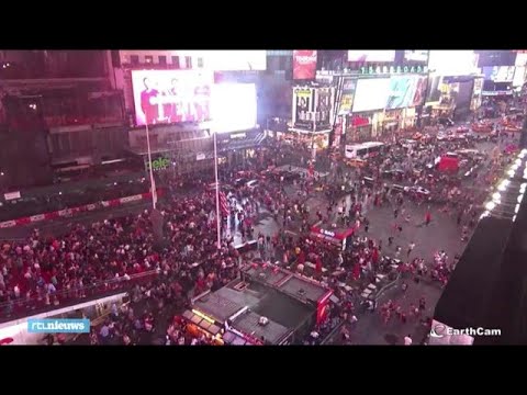 Knallende motoruitlaat veroorzaakt grote paniek op Times Square in New York - RTL NIEUWS