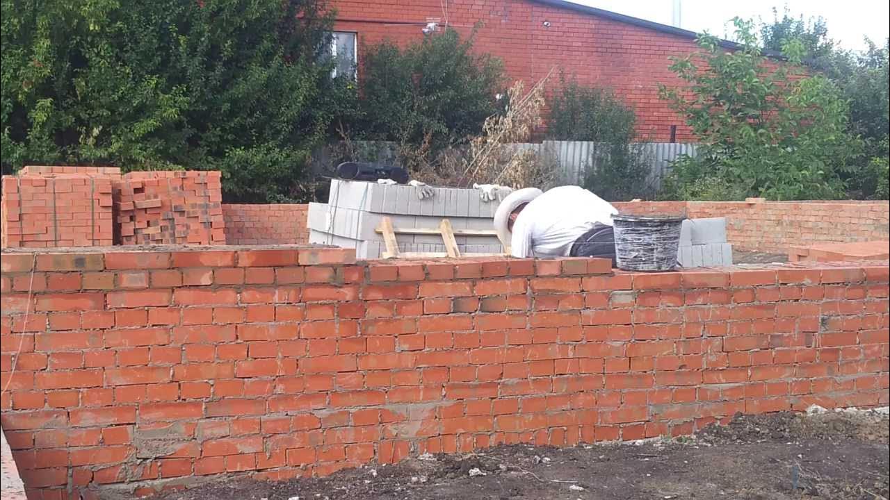 Кирпич для фундамента. Цоколь фундамента из кирпича. Как выровнять фундамент кирпичом. Выравниваем цоколь кирпичом. Выравнивание фундамента кирпичом.