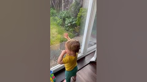 TinyTalker Grayson showing us his sign for bird #TinyTalk  #BSLsigns