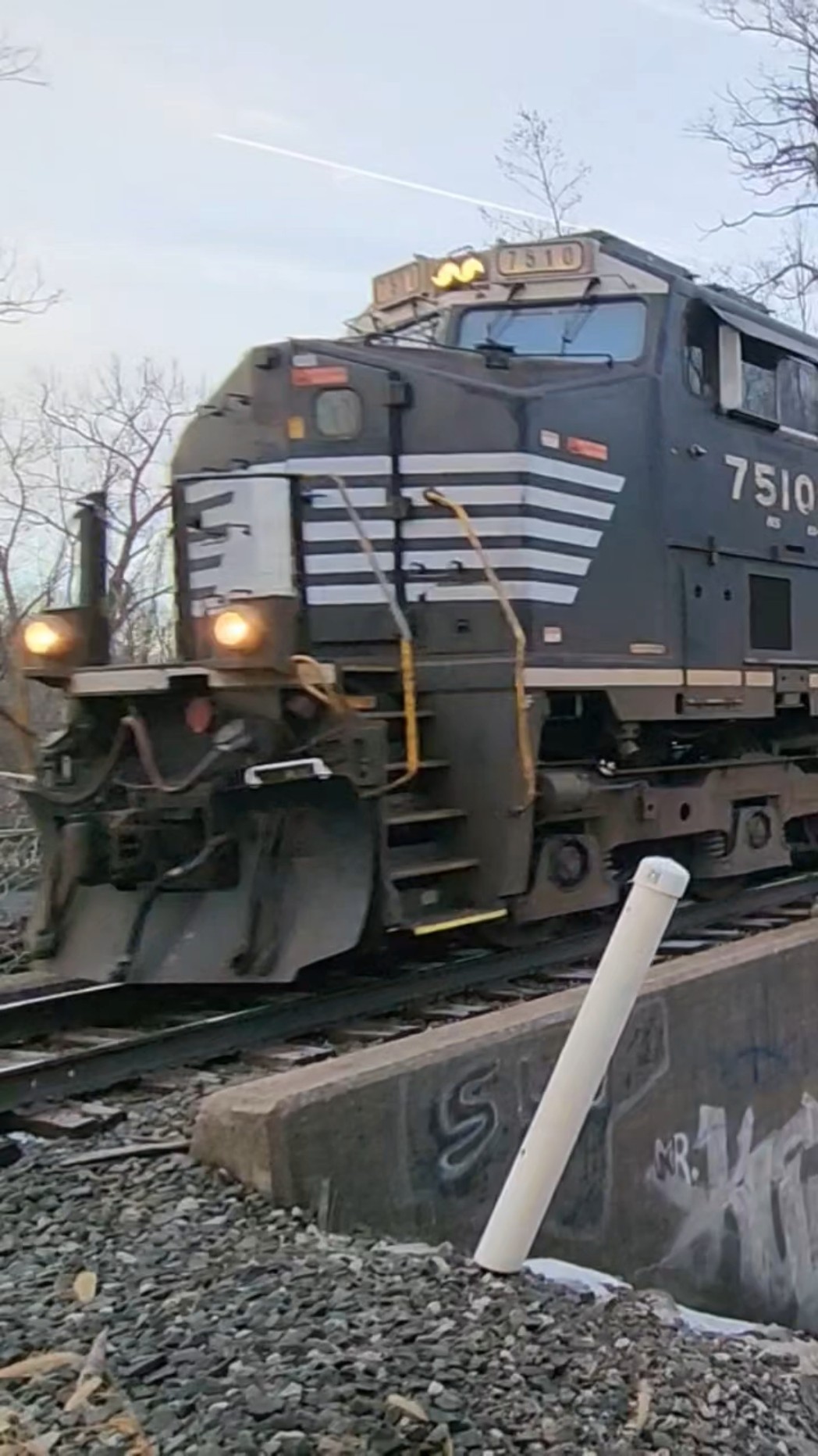 NS Train 14M led by ES44DC 7510 with no nose logo across old