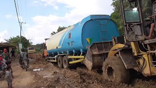 Tanpa bantuan 2 alat berat tidak bisa lewat jalan buruk ini