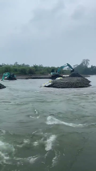 Setelah jebol, akses penyeberangan kali serayu kembali dibuat dengan menggunakan beko sk200 kobelco