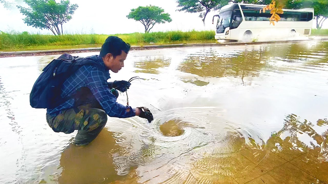 Draining Massive Flooded Streets Draining Streets by Unclogging Drains ...