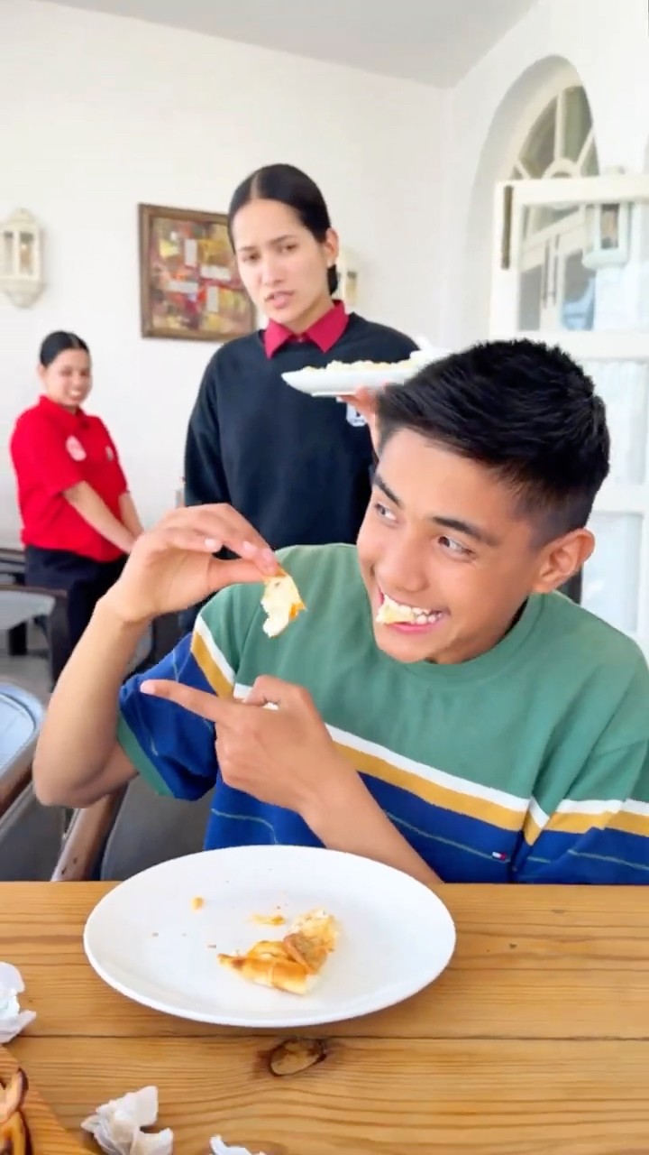 Delicious ? Cute Waitress Reaction ? #funny #viral