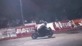 Bu adam çıldırmış olmalı: İnanılmaz motosiklet gösterisi! screenshot 2