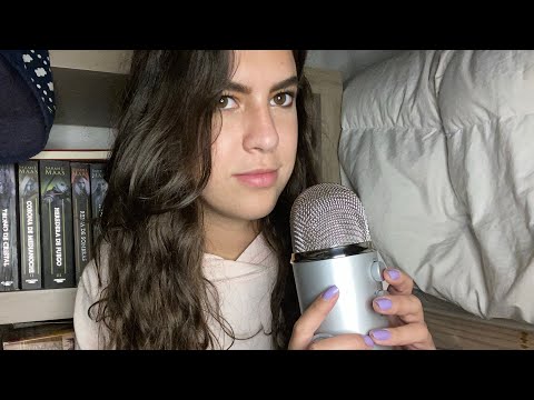 ASMR en español,  acercándome y alejándome del micrófono hablando de libros