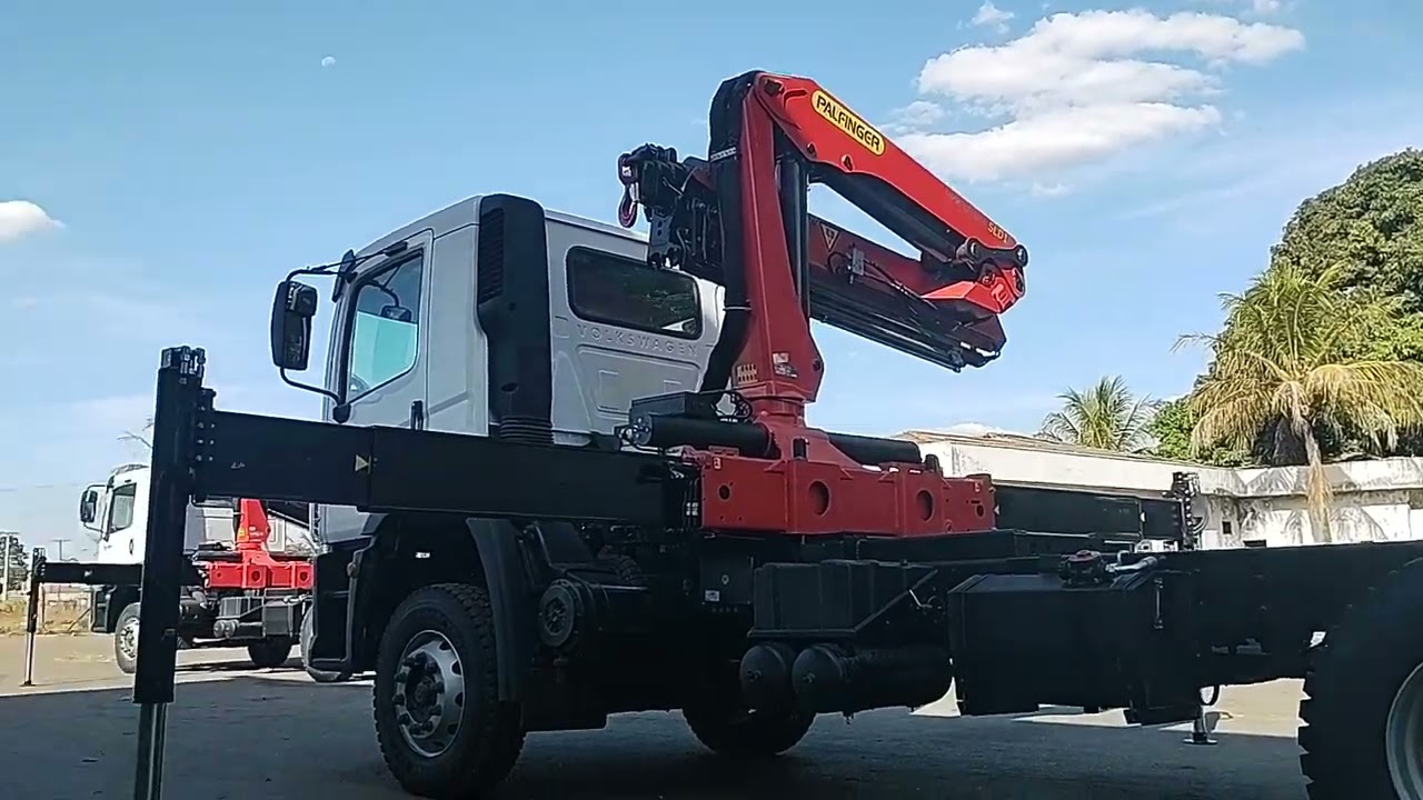 2 Guindastes Palfinger PK17.001 SLD com controle remoto.