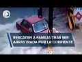 Corriente provocada por fuertes lluvias arrastra a familia en su auto en Ecatepec