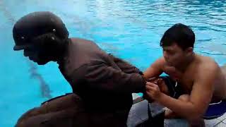 Brimob renang militer kaki tangan di ikat
