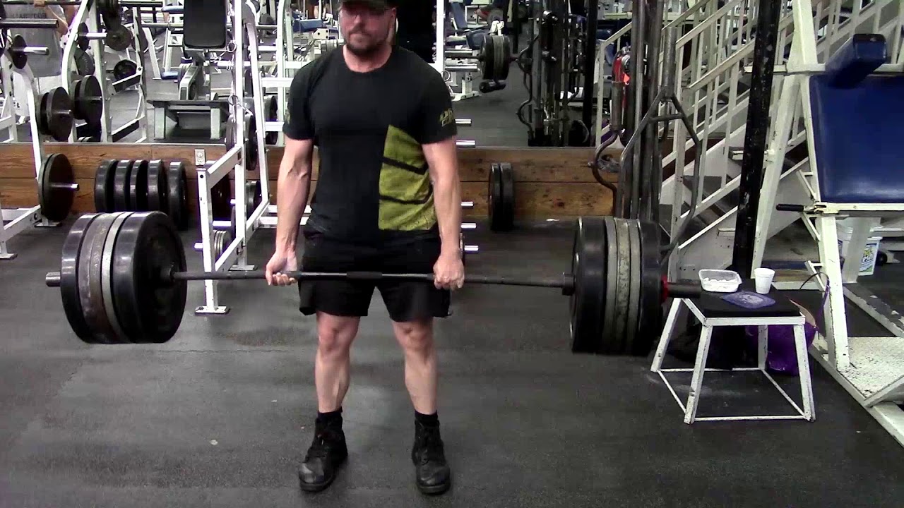 Женщин привлекают сильные мужчины, и они обращают внимание на ваши ноги и ягодицы