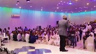 الشاعر أزهري محمد علي يغني للوطن والثورة ( دم الشهيد بكم)